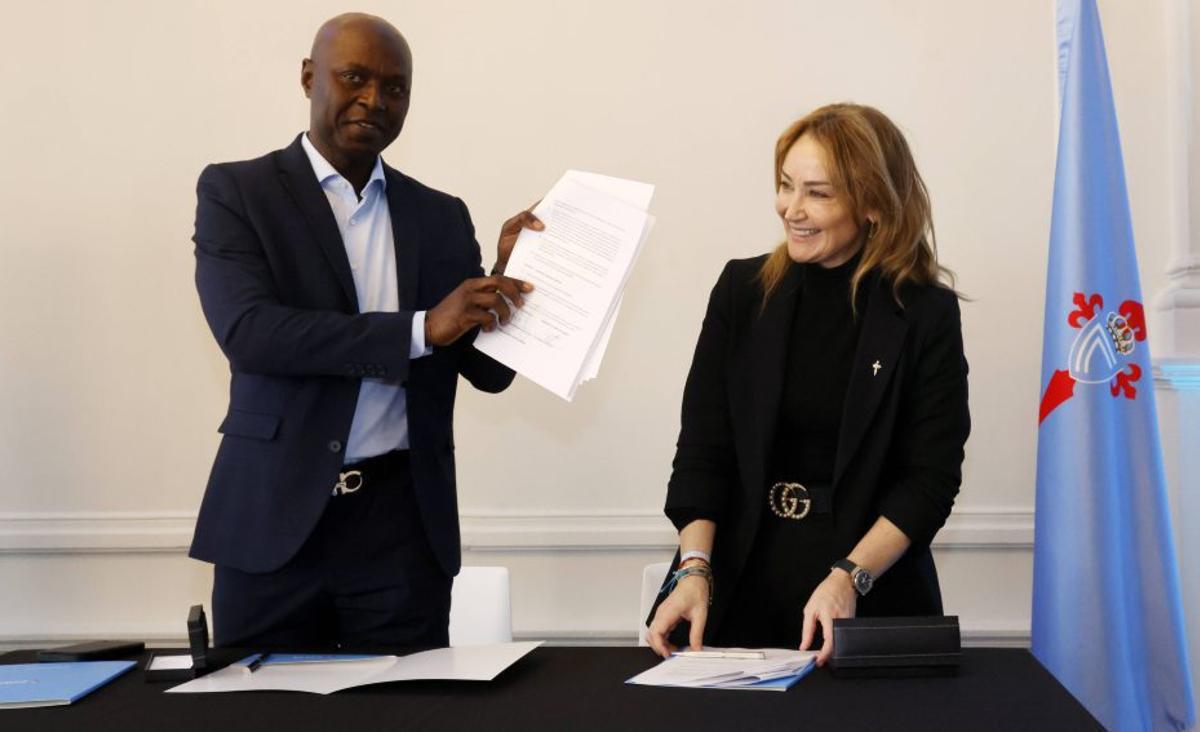 Marián Mouriño y Aboubacar Djamil, tras firmar el convenio. | MARTA G. BREA