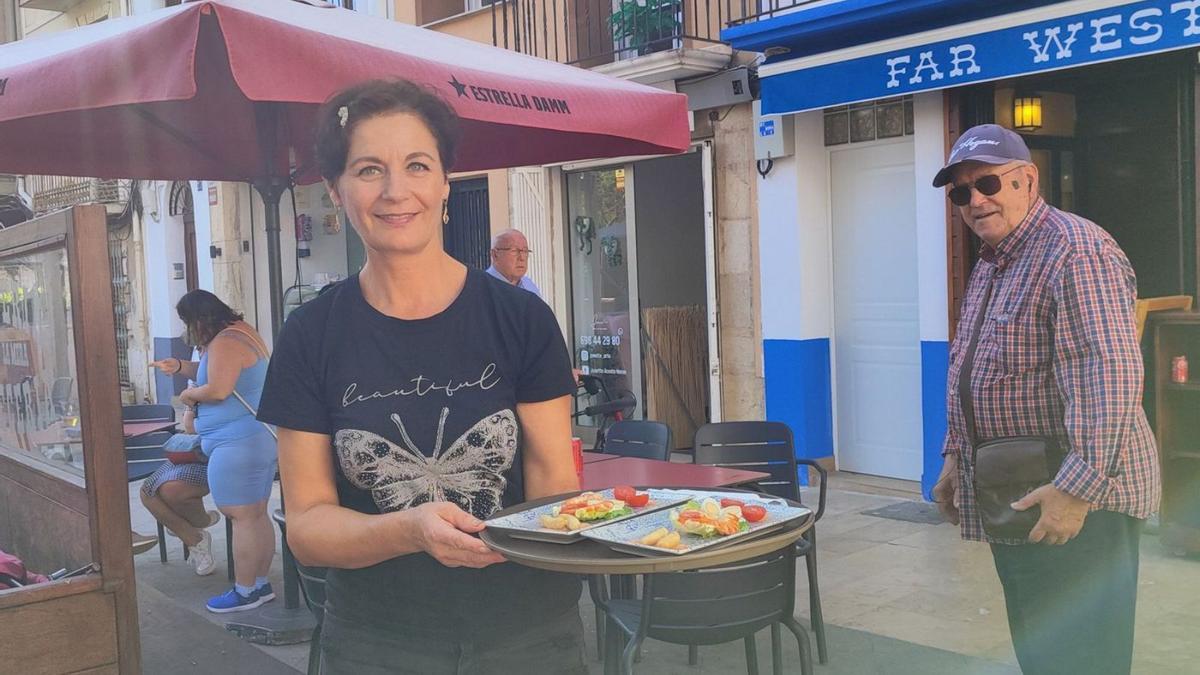 La camarera de un establecimiento participante en la ruta ‘Vinaròs de tapa en tapa, con una de sus propuestas.