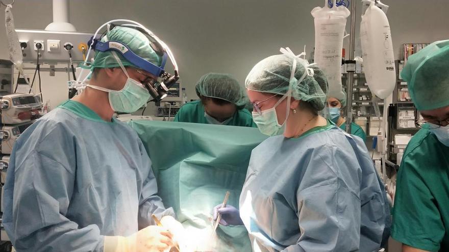 Un equipo del Hospital de A Coruña logra, con un corazón artificial, revertir la cardiopatía fulminante de una niña de un año