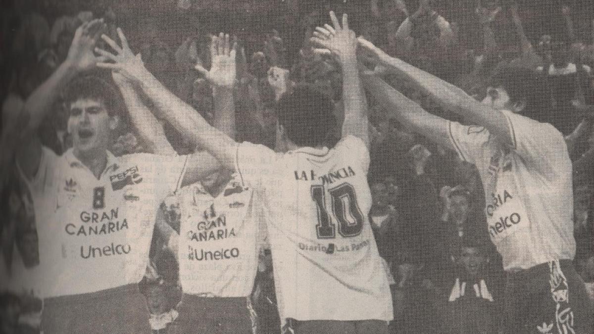 Los jugadores del Guaguas celebran su victoria ante el PSG en un CID con 5.000 almas.