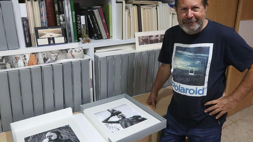 Juan Miguel Alba, con algunas de sus fotografías, que imprime con un proceso de conservación especial para que duren siglos.