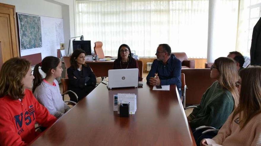 Alumnos del David Buján y su profesora, ayer, con el alcalde y una técnica municipal, en el Concello.