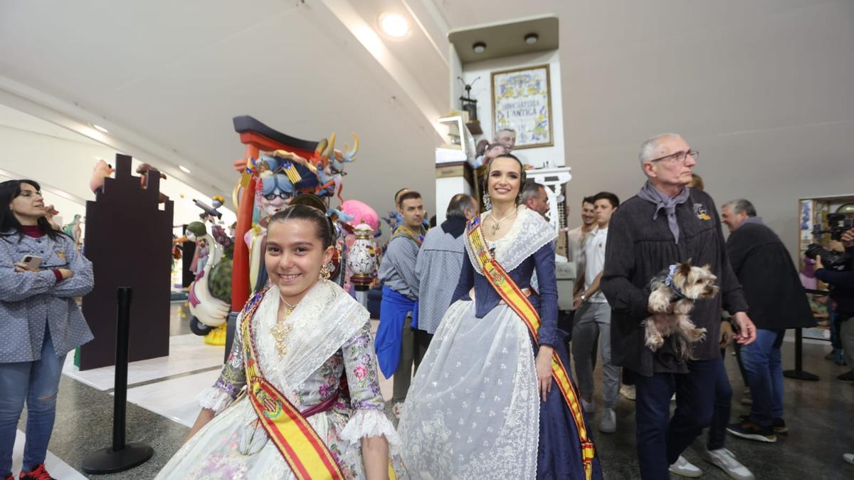 L' Antiga festeja su tercer triunfo consecutivo del Ninot Indultat