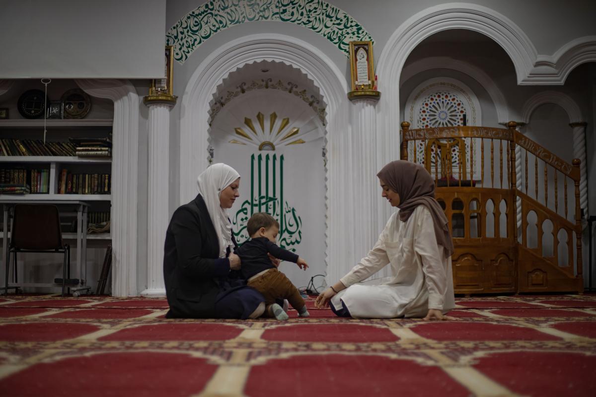 Esther Aranda y Chayma Bouchafra, en la mezquita de Centro Cultural Islámico de València