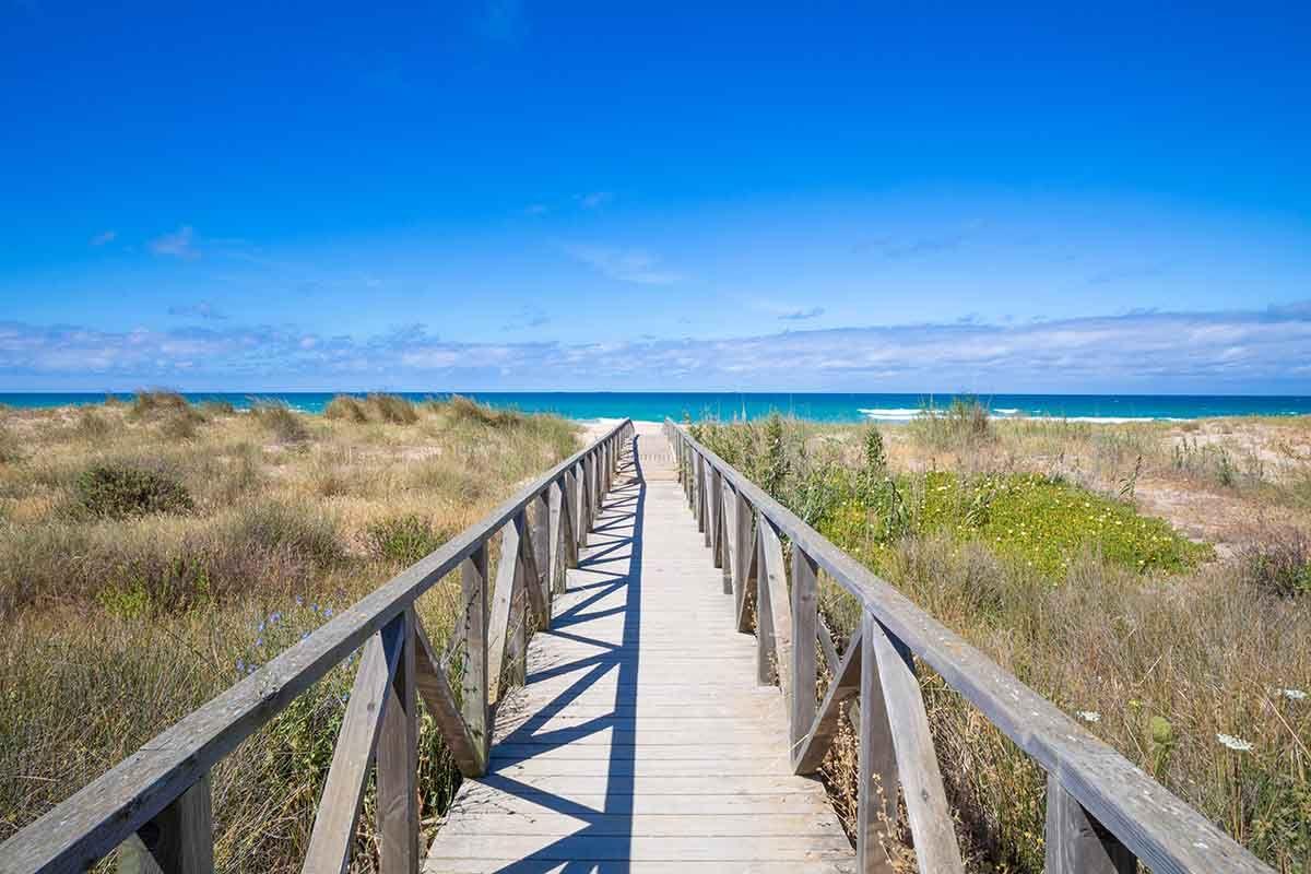 Acceso a la playa de El Palmar en Cádiz