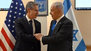 El sercretario de Estado de EEUU, Antony Blinken, saluda al primer ministro israelí, Benjamin Netanyahu, en Tel-Aviv.