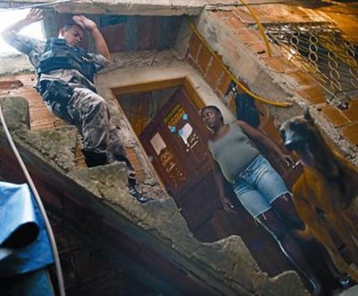 Un policia s’endinsa a la favela de Rio de Janeiro coneguda com a Guararapes.