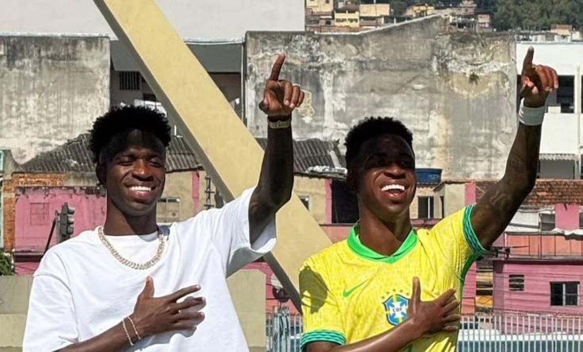 Vinicius posa junto a su estatua de cera, que será expuesta en un museo en Nueva York