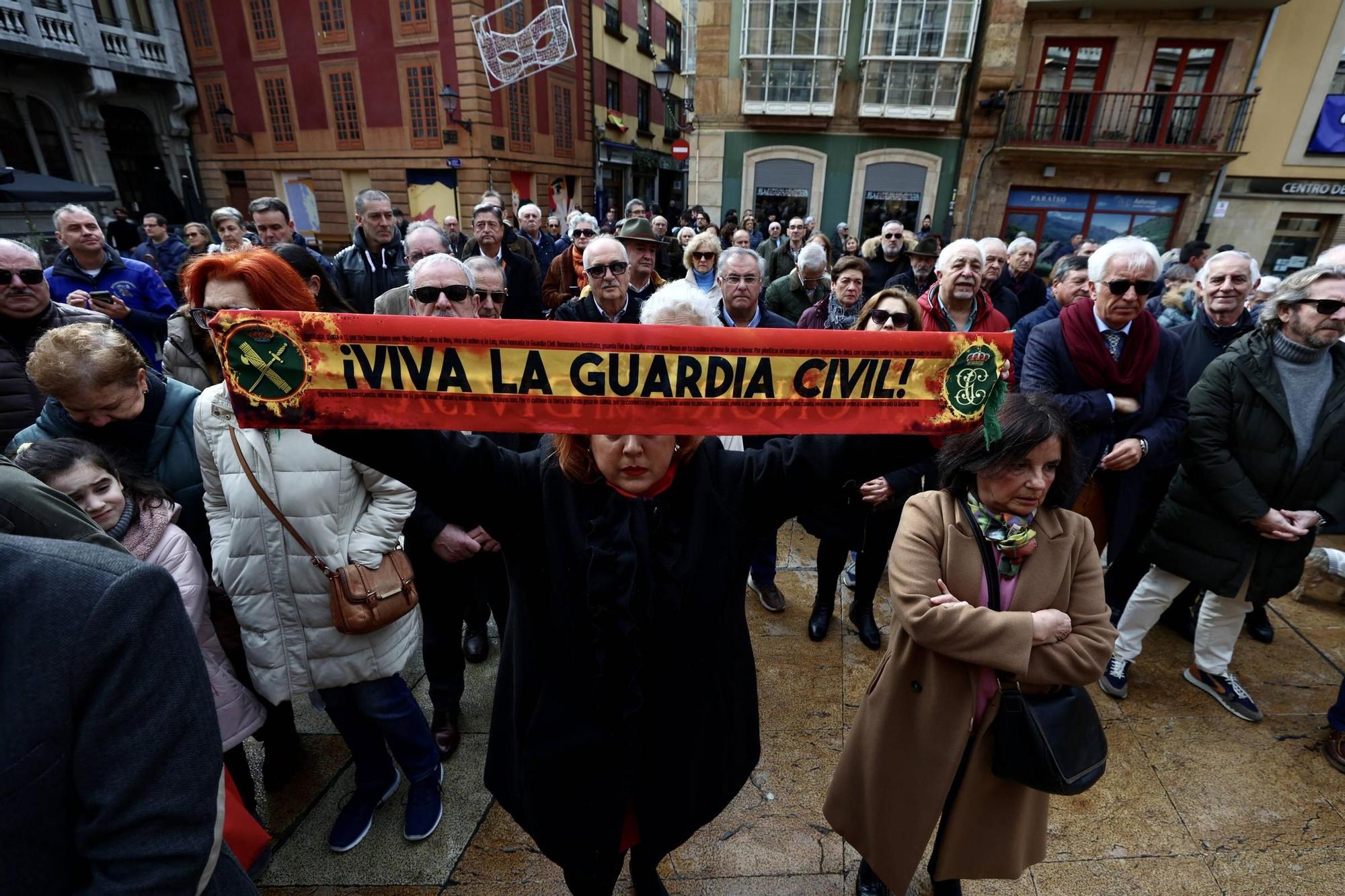 EN IMÁGENES: Así fue minuto de silencio en Oviedo por los guardias civiles asesinados en Barbate