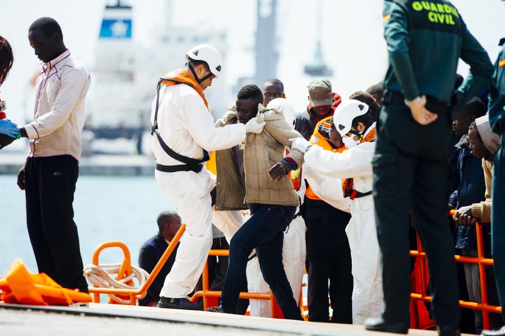 TRASLADAN AL PUERTO DE MÁLAGA A 54 INMIGRANTES ...