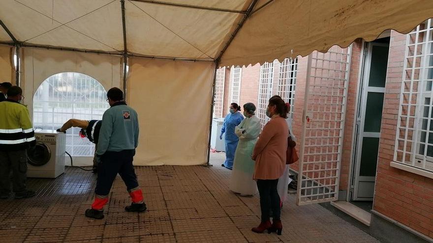 Coronavirus en Córdoba: El Ayuntamiento de La Carlota instala un punto de desinfección de la ropa de los sanitarios