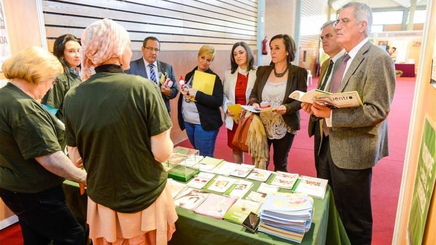 Numerosas personas visitan la Feria de Salud y Consumo, que se celebra hasta mañana sábado