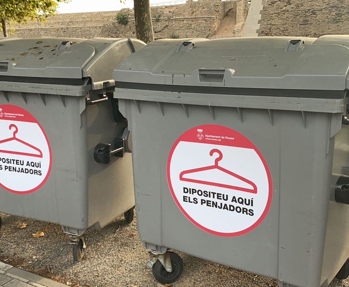 A partir d’aquest diumenge, es col·locaran dos contenidors específics per a la recollida de penjadors d’un sol ús