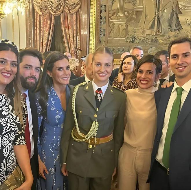 La princesa Leonor y la reina Letizia junto a varios invitados a la recepción del Día e la Hispanidad de 2023