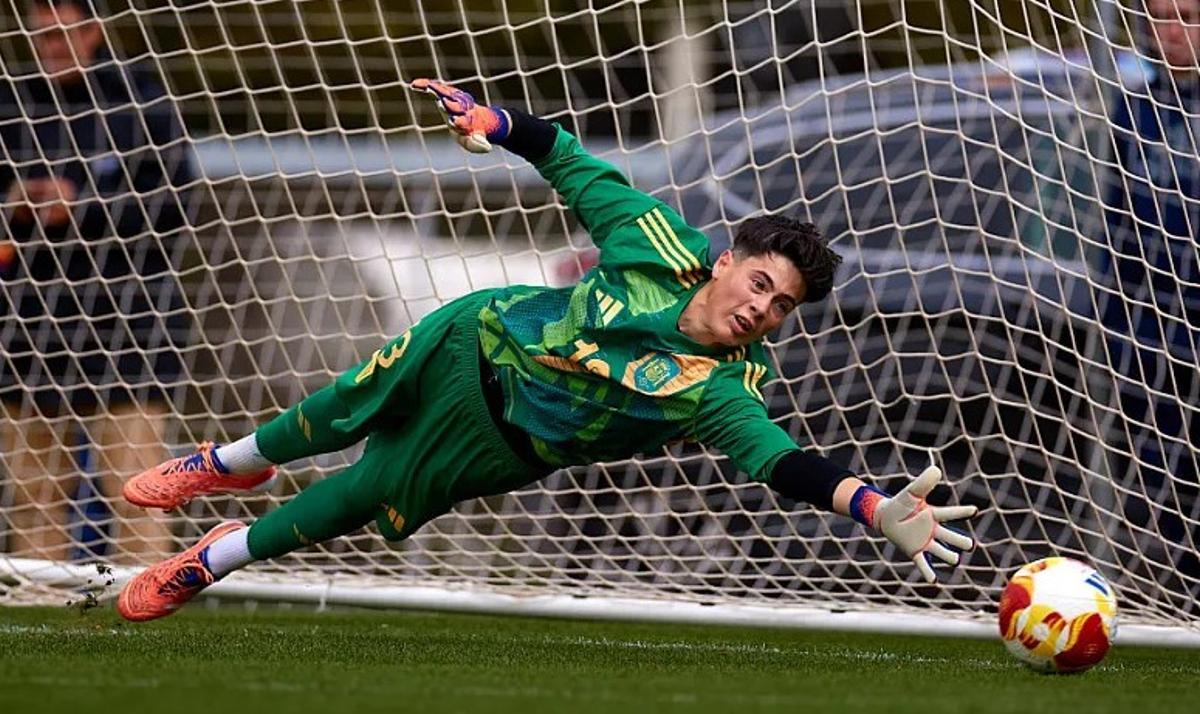 Pablo Pérez realiza una parada durante un partido con la selección española sub-14.