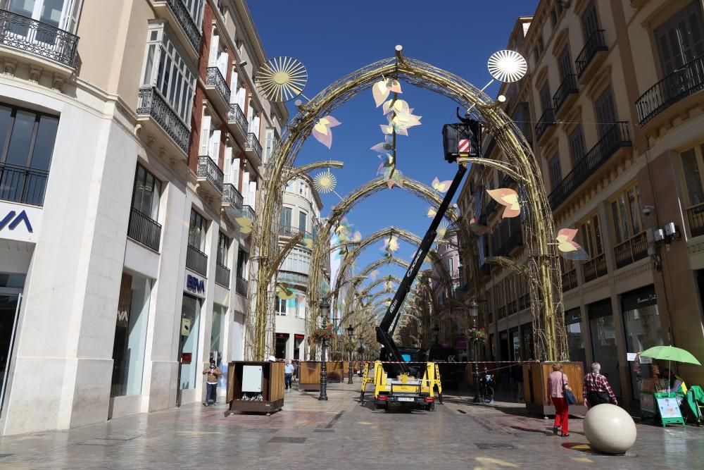 Una vez instalada la estructura los operarios se encargan ahora de colocar los elementos que componen la cúpula luminosa del alumbrado.