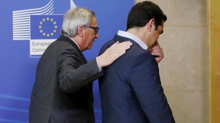 Juncker y Tsipras ayer en Bruselas.