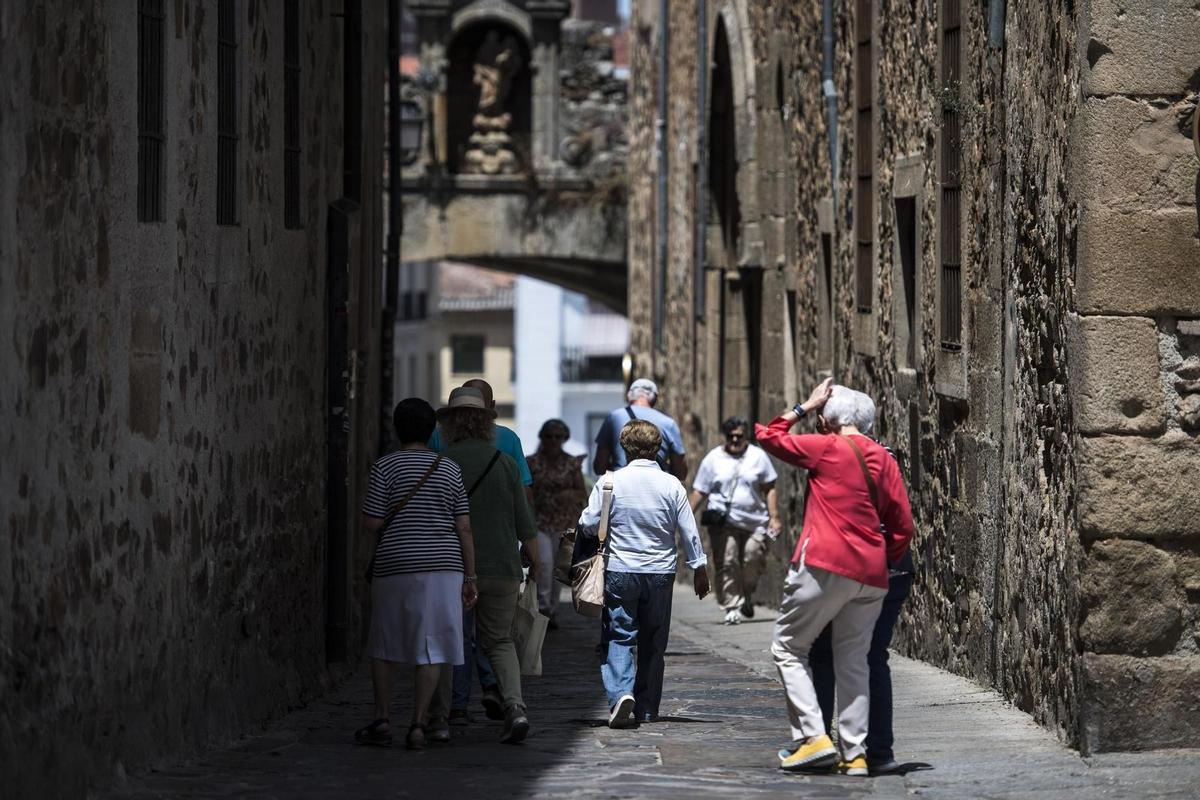 Personas paseando junto al Arco de la Estrella.