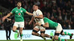 Ben Earl de Inglaterra (C) en acción durante el partido de rugby de las Seis Naciones entre Inglaterra e Irlanda en Londres, Gran Bretaña, el 9 de marzo de 2024.