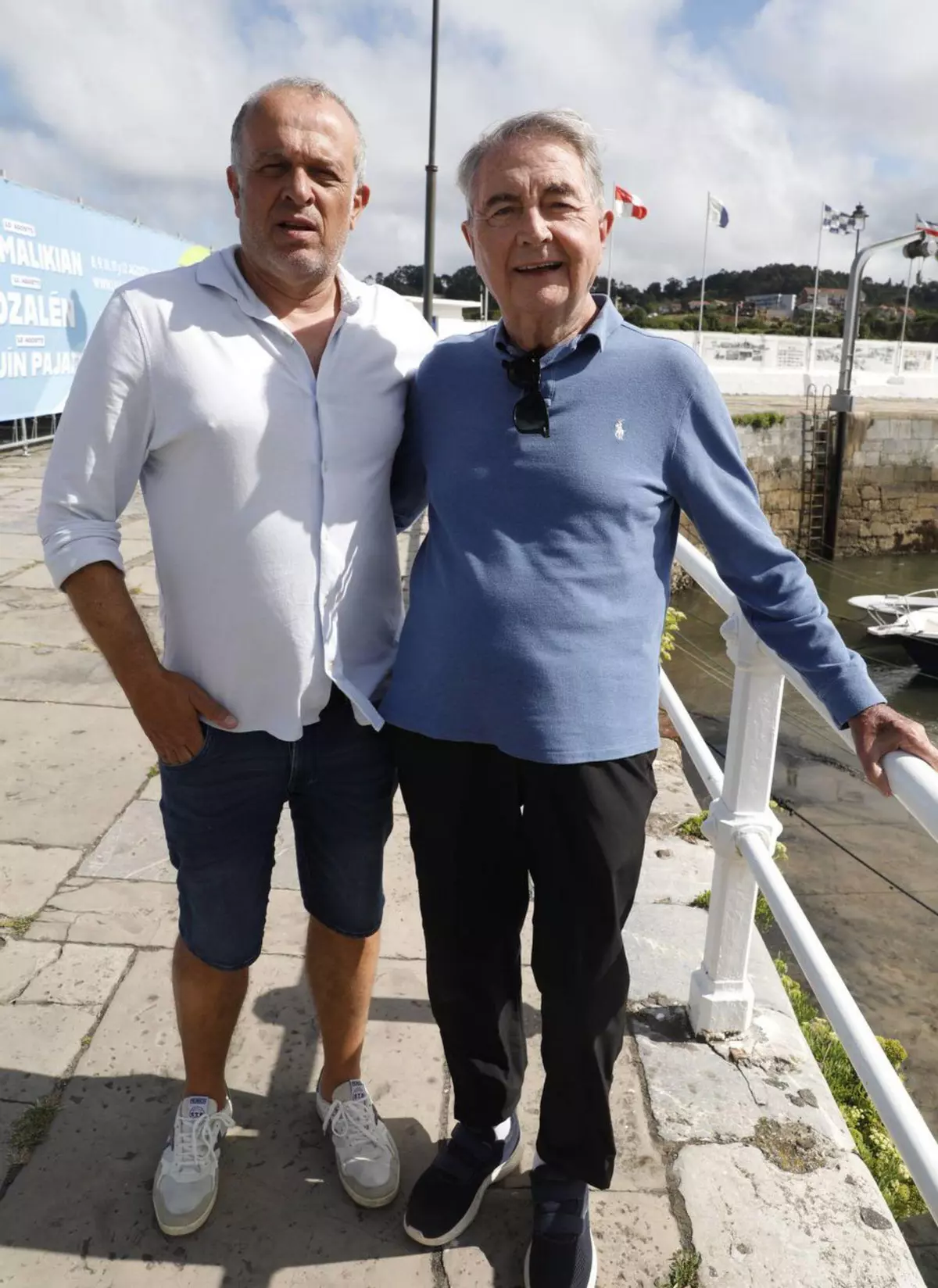 Manolo Díaz, músico y productor : "Un mes en Luanco da para dominar sus virtudes y ninguno de sus defectos, porque no tiene"