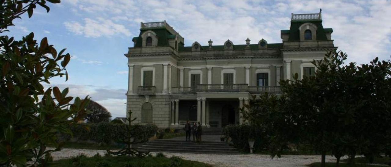 Fachada principal del palacio en una imagen tomada desde el jardín.