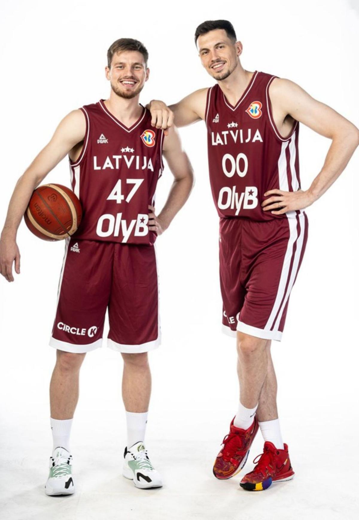 Arturs y Rodions Kurucs, con Eslovenia. | FIBA