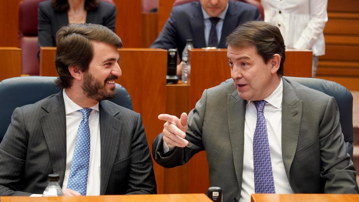 García-Gallardo y Fernández Mañueco en el Pleno de las Cortes de Castilla y León