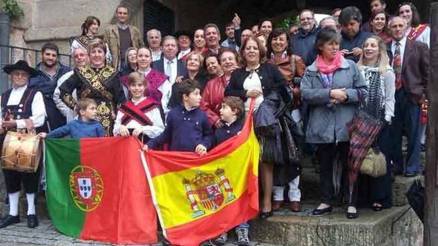 Participantes en la fiesta de hermandad entre portugueses y fermosellanos, ayer en la Plaza Mayor.