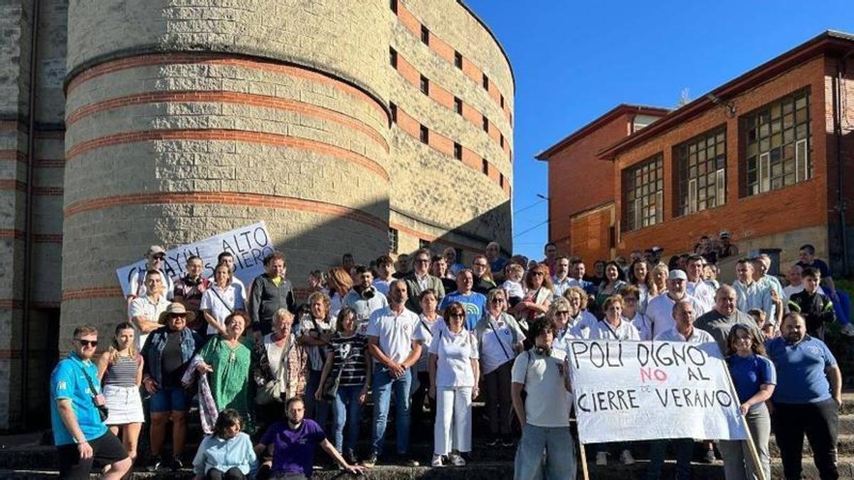 Protesta de los vecinos de Carbayín ante el polideportivo.