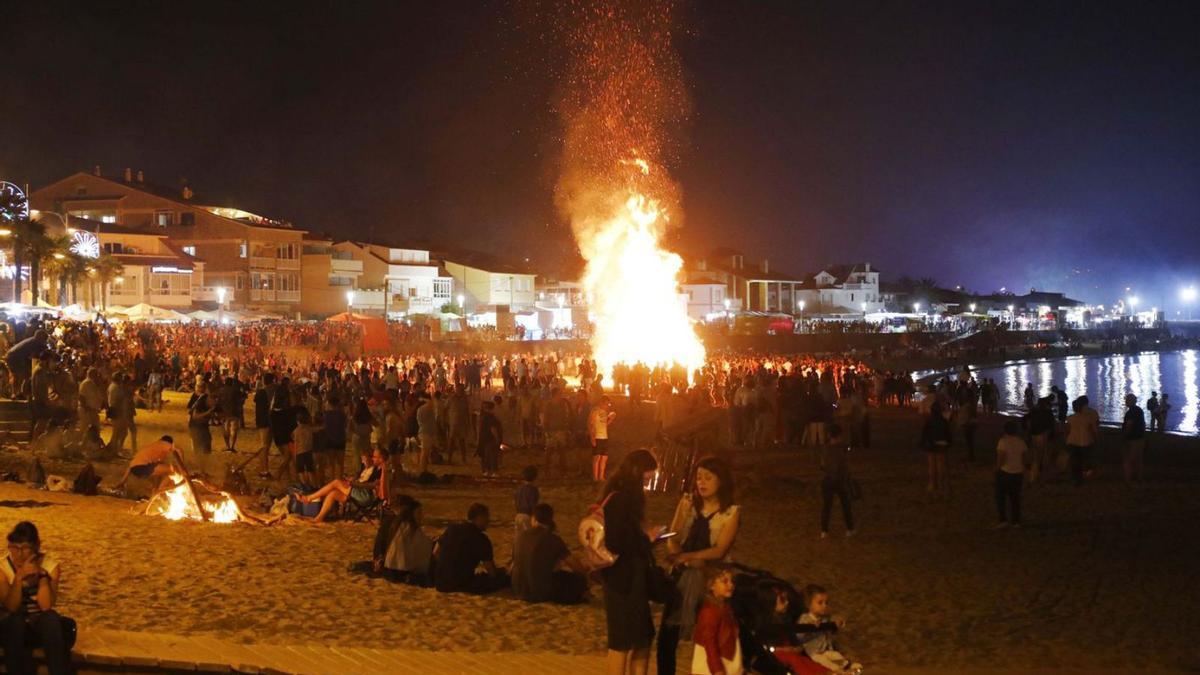 La multitudinaria hoguera 
de la playa de Panxón en 
un San Xoán anterior 
a la pandemia. |   // CRISTINA GRAÑA