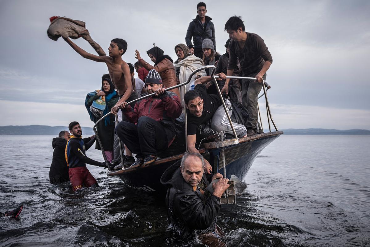 Refugiados llegan a la isla de Lesbos. Una de las fotografías con las que ’The New York Times’ se ha llevado un Pulitzer.