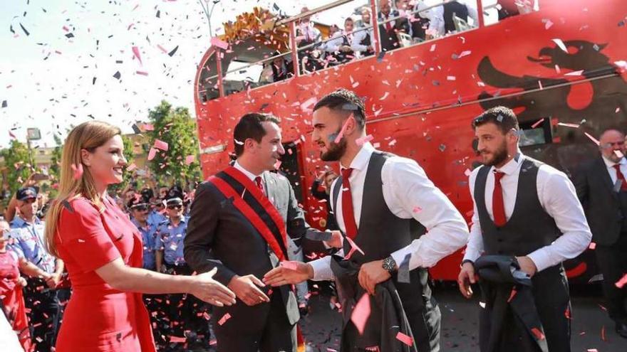 Los jugadores albanos, recibidos como héroes en  Tirana | Los jugadores de la selección albanesa de fútbol fueron recibidos ayer en Tirana como héroes tras quedar eliminados de la Eurocopa. El equipo tuvo que esperar tres días hasta saber que no se clasificaría entre los mejores terceros. En el aeropuerto de Tirana la plantilla fue recibida por el primer ministro, Edi Rama, que comentó que se siente orgulloso del entrenador italiano, Gianni de Biasi, cuyo papel &quot;pertenece a la página más brillante de la historia de nuestro fútbol&quot;.