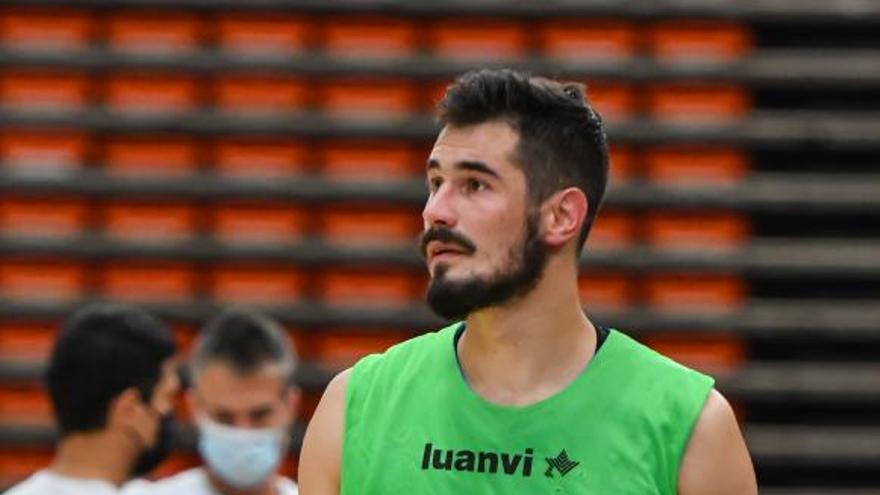 Nikola Kalinic, en un entrenamiento en su etapa en el Valencia Basket. | ISAAC FERRERA / VBC