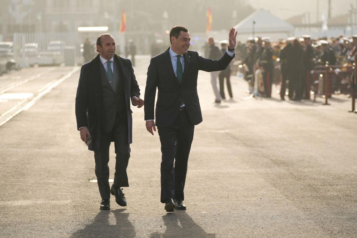 El presidente de la Junta de Andalucía, Juanma Moreno, en el puerto de Cádiz antes de la partida del Juan Sebastián Elcano. A 11 de enero de 2025 en Cádiz, Andalucía (España). Los Reyes Felipe VI y Letizia, junto a la ministra de Defensa, Margarita Robles, presiden el acto de despedida del buque escuela Juan Sebastián de Elcano en el Puerto de Cádiz. En esta ocasión histórica, la Princesa de Asturias, Leonor de Borbón, embarcará como guardiamarina de primero. El evento contará también con la presencia del presidente de la Junta de Andalucía, Juanma Moreno. 11 ENERO 2025 Francisco J. Olmo / Europa Press 11/01/2025. JUANMA MORENO;Francisco J. Olmo;