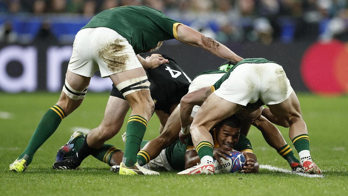 Un ruck en la final del Mundial de rugby entre Sudáfrica y Nueva Zelanda