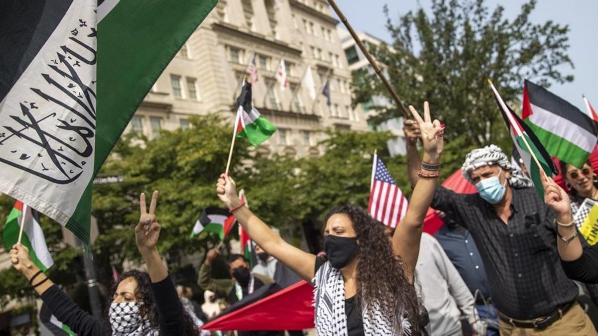 Protesta de activistas en Washington contra la firma de los acuerdos.