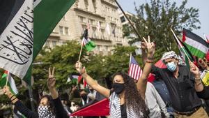 Protesta de activistas en Washington contra la firma de los acuerdos.