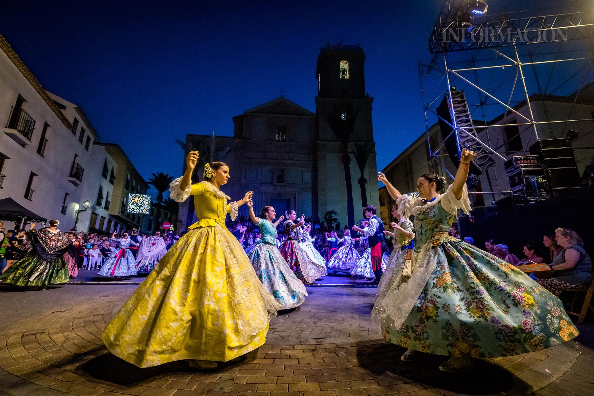 Ofrenda de flores a la Mare de Déu de l&#039;Assumpciò en La Nucía