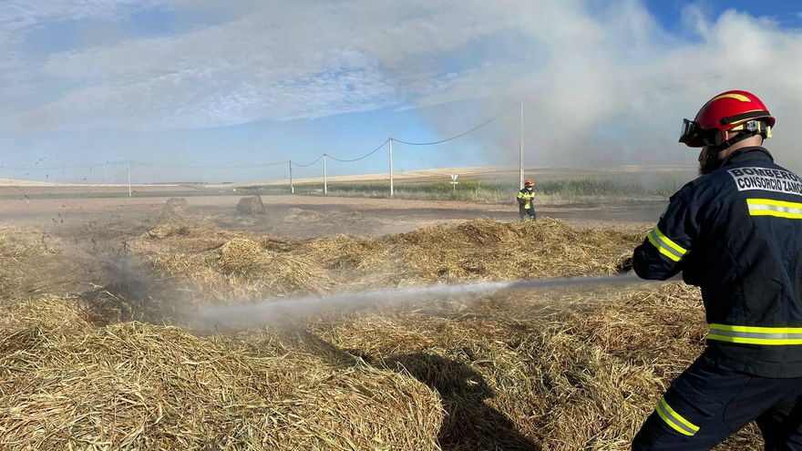 Sofocado el incendio de unas pacas de paja apiladas en Tierra del Pan