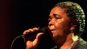 Cesária Évora, en un dels seus concerts interpretant ’Bésame mucho’.