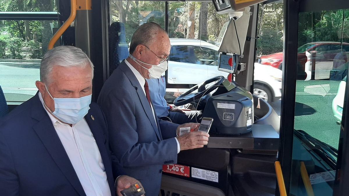 El alcalde de Málaga Francisco de la Torre junto al concejal de Movilidad, José del Río, en una imagen reciente de cuando se instaló el sistema de pago con tarjeta de la EMT