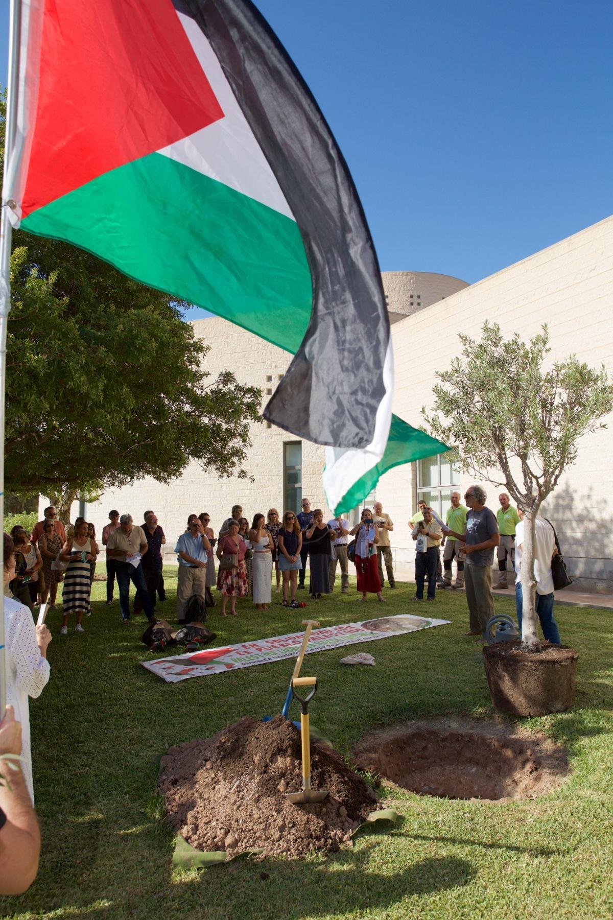 El homenaje a Palestina en la UA, con banderas y un olivo