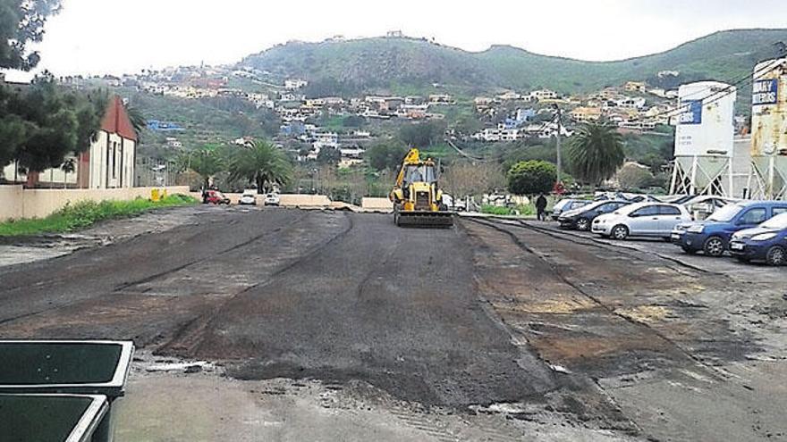 Vías y Obras echa picón en los baches del aparcamiento del recinto ferial