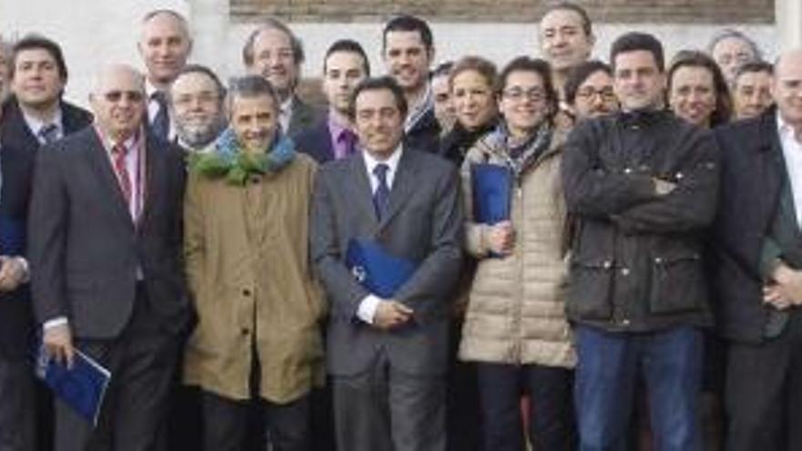 Ballesteros (en el centro) con directivos de Feprohos y empresas proveedoras.  // R. Grobas