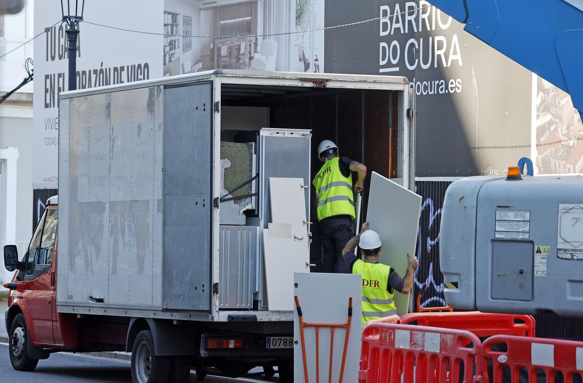 Operarios desmontando el piso piloto del Barrio do Cura