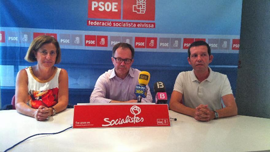 Lurdes Costa, Josep Marí Ribas y Marc Costa, durante la rueda de prensa de ayer.