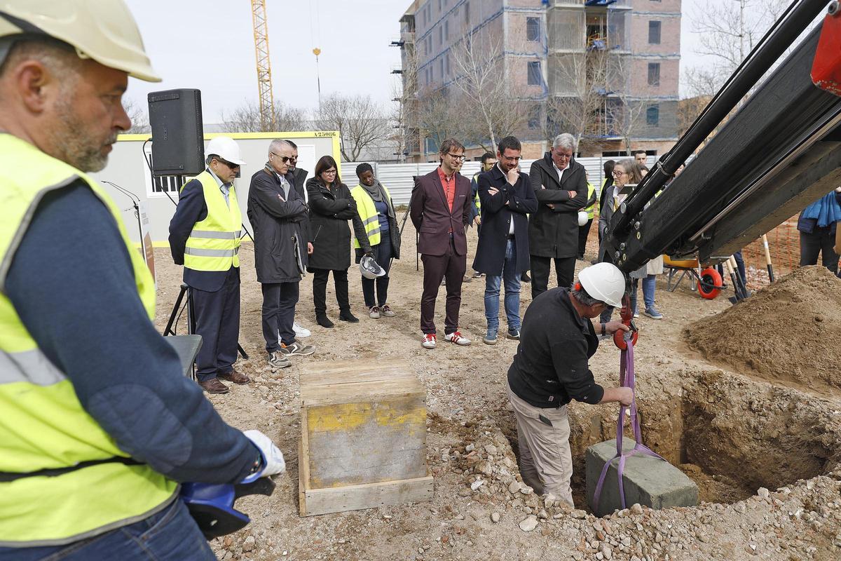 La col·locació de la primera pedra dels habitatges de Can Gibert, al febrer de l'any passat.