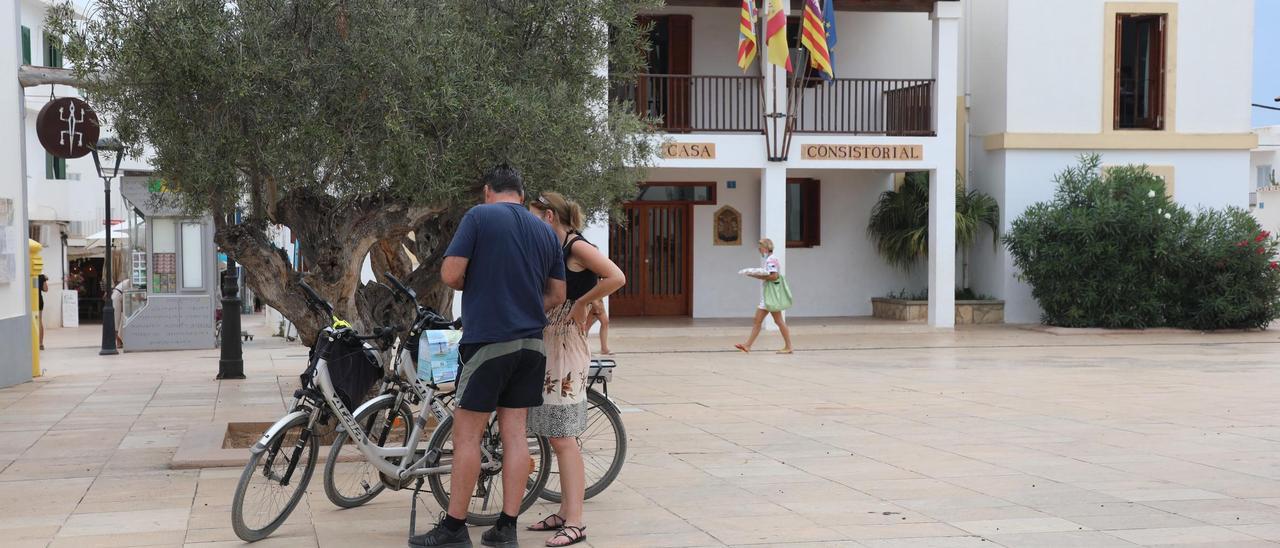 Dos ciclistas en la plaza de la Constitució de Sant Francesc