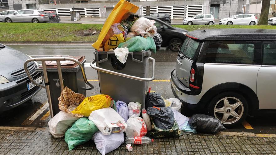 La basura sin recoger se acumula en los contenedores de A Coruña mientras la plantilla reclama más personal