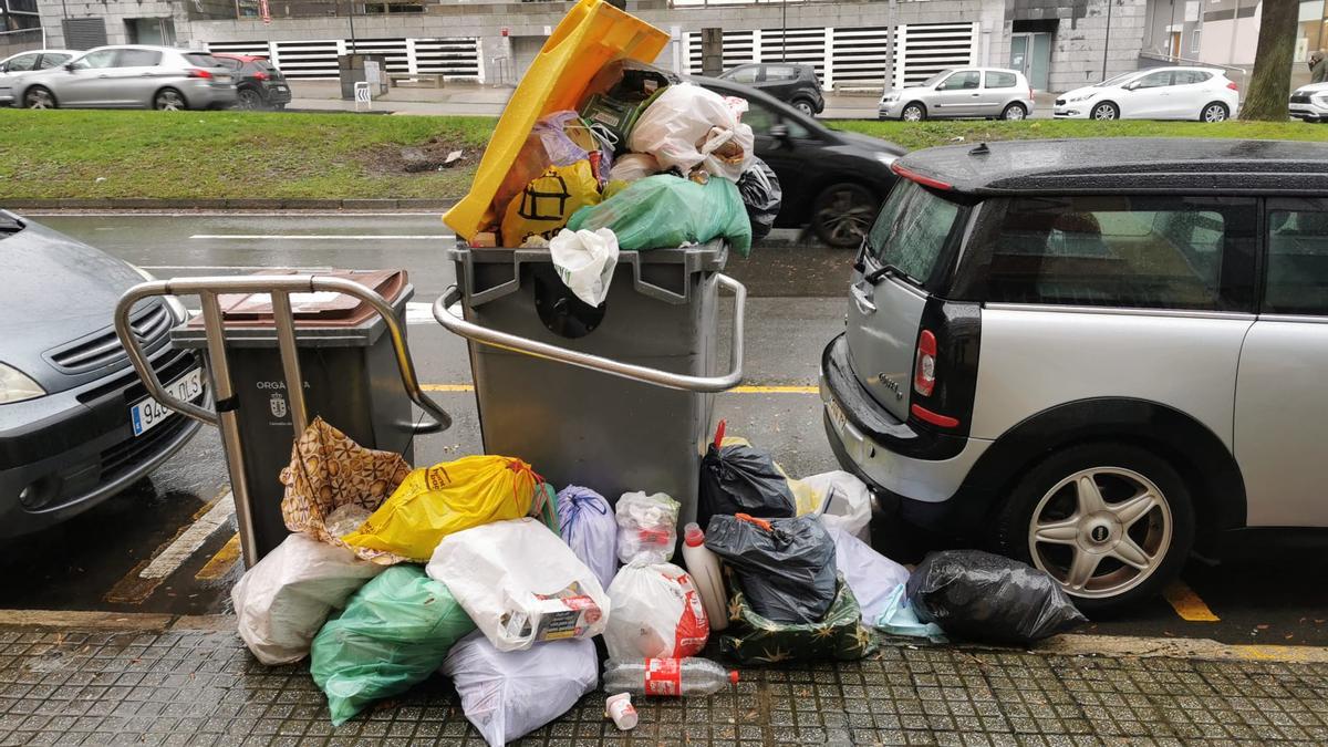 Basura A Coruña | La basura sin recoger se acumula en los contenedores ...